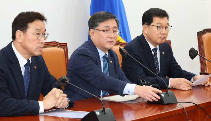 김성환 더불어민주당 정책위의장이 23일 오후 국회 원내대표실에서 양곡관리법 관련 기자회견을 하고 있다. (사진=연합뉴스)