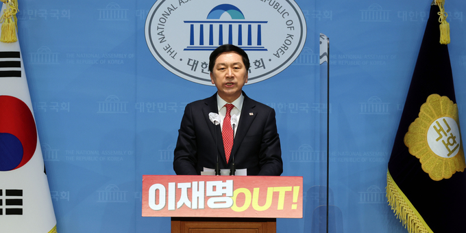 국민의힘 3·8 전당대회 당대표 주자인 김기현 후보가 26일 오전 국회 소통관에서 기자회견을 열고 울산 땅 의혹 관련 발언을 하고 있다. (사진=연합뉴스)