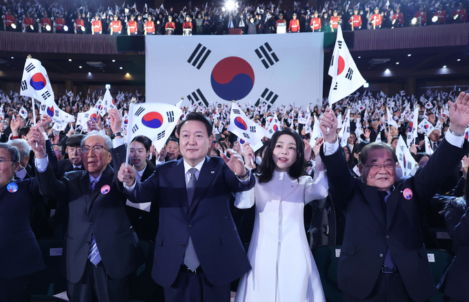 윤석열 대통령과 김건희 여사가 1일 서울 중구 유관순 기념관에서 열린 제104주년 3.·1절 기념식에서 3.1절 노래를 제창하고 있다. (사진=연합뉴스)