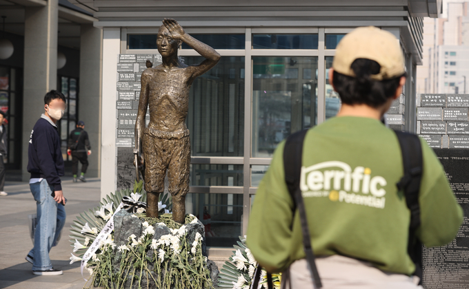 시민들이 5일 서울 용산역 광장에 세워진 강제징용 노동자상을 바라보고 있다. (사진=연합뉴스)