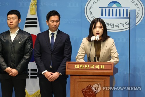 더불어민주당 박지현 전 비상대책위원장과 청년 당원들이 6일 국회 소통관에서 민주당이 나아가야 할 길이란 주제로 기자회견을 하고 있다.