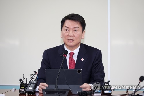 국민의힘 당대표 후보인 안철수 의원이 6일 국회 의원회관에서 대통령실의 전당대회 선거개입 관련 긴급기자회견을 하고 있다.