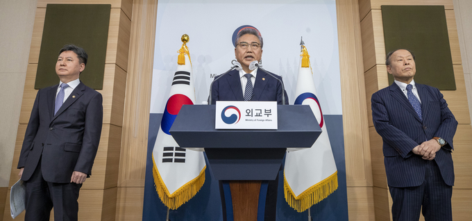  박진 외교부 장관이 6일 외교부 청사에서 2018년 대법원의 배상 확정판결을 받은 국내 강제징용 피해자들에게 행정안전부 산하 일제강제동원피해자지원재단(이하 재단)이 조성한 재원으로 판결금을 대신 변제하는 방안을 발표하고 있다. (사진=연합뉴스)