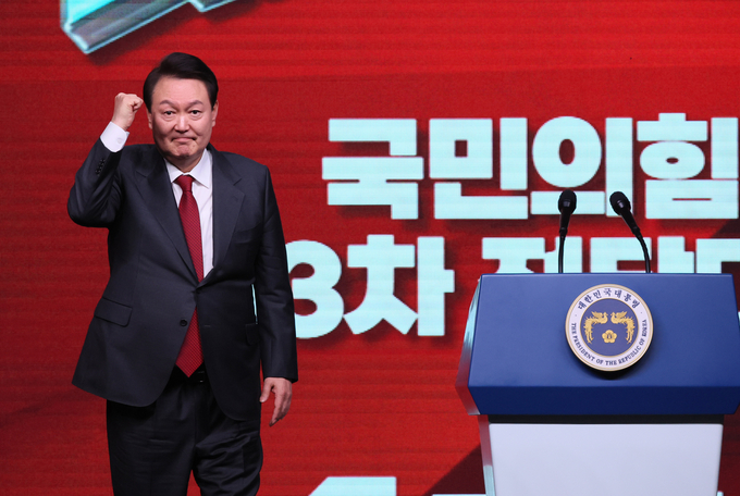 윤석열 대통령이 8일 경기도 고양시 킨텍스에서 열린 국민의힘 제3차 전당대회에서 축사를 마친 뒤 인사하고 있다. (사진=연합뉴스)