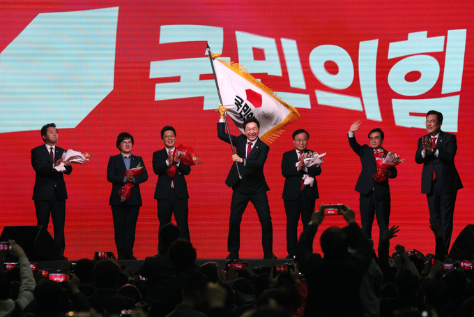 김기현 국민의힘 신임 당대표가 8일 경기도 고양시 킨텍스에서 열린 국민의힘 제3차 전당대회에서 당기를 흔들고 있다. (사진=연합뉴스)