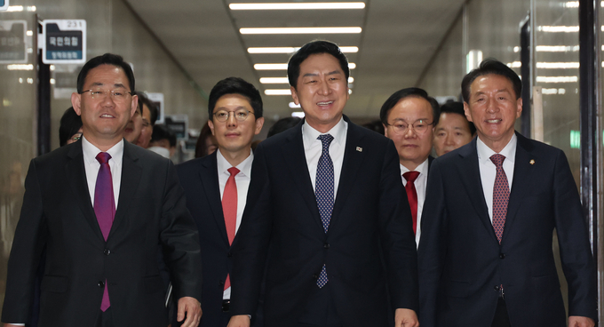김기현 국민의힘 신임 대표와 새 지도부가 9일 국회에서 열린 첫 최고위원회의에 참석하기 위해 이동하고 있다. (사진=연합뉴스)