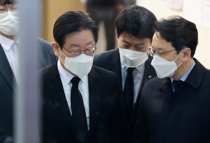이재명 더불어민주당 대표가 지난 10일 성남의료원에 마련된 故전형수 씨의 빈소를 조문한 뒤 나오고 있다. (사진=연합뉴스)