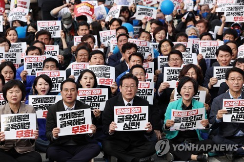 지난 11일 오후 서울시청 광장 동편에서 열린 ‘강제동원 굴욕해법 무효 촉구 2차 범국민대회’에서 더불어민주당 이재명 대표를 비롯한 참가자들이 관련 구호를 외치고 있다.