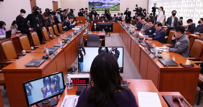 국회 외통위 이재정 더불어민주당 간사가 13일 오전 국민의힘 의원들이 불참한 가운데 위원장 직무대리로 외통위 전체회의를 진행하고 있다. (사진=연합뉴스)