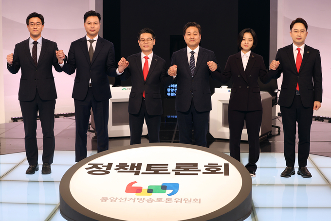  15일 오전 서울 KBS 스튜디오에서 중앙선거관리위원회 산하 중앙선거방송토론위원회가 개최한 제1차 정책토론회에 앞서 참석자들이 기념 촬영을 하고 있다. (사진=연합뉴스)