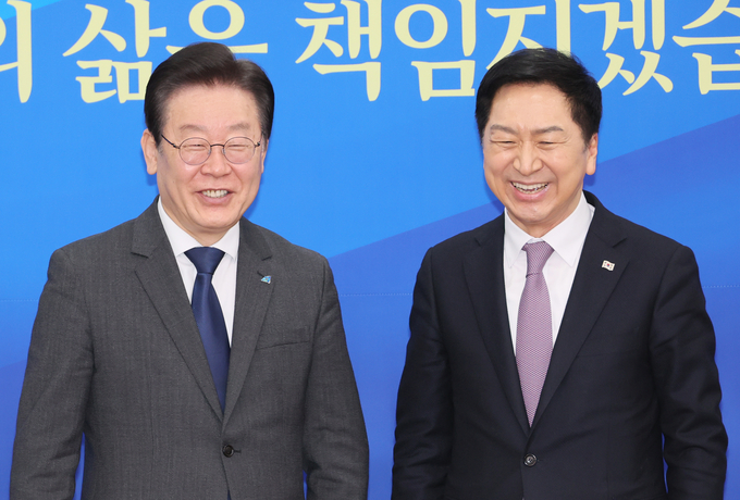 김기현 국민의힘 대표가 15일 오전 국회 민주당 대표회의실을 찾아 이재명 더불어민주당 대표와 대화하고 있다. (사진=연합뉴스)