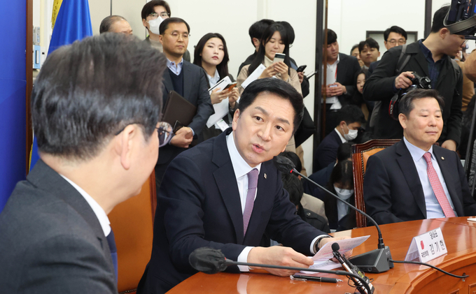 김기현 국민의힘 대표가 15일 국회 민주당 대표회의실을 방문, 이재명 더불어민주당 대표와 회동에서 발언하고 있다. (사진=연합뉴스)