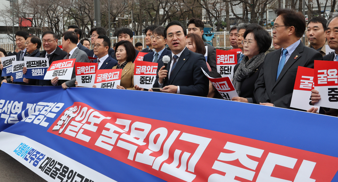  박홍근 원내대표가 15일 오전 용산 대통령실 앞에서 열린 윤석열 정부 대일 굴욕외교 저지를 위한 기자회견에서 발언하고 있다. (사진=연합뉴스)