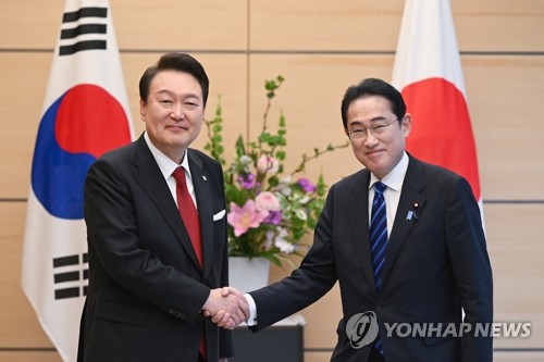 1박2일 일정으로 일본을 방문한 윤석열 대통령이 지난 16일 오후 일본 도쿄 총리 관저에서 기시다 후미오 일본 총리와 한일 정상 소인수회담에 앞서 기념촬영을 하며 악수하고 있다.