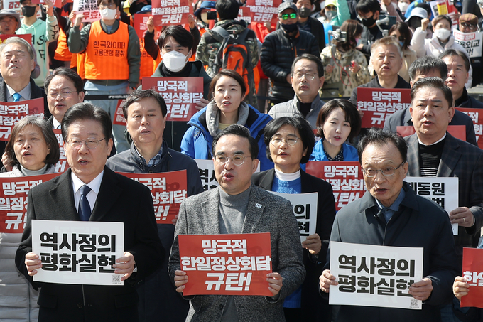 이재명 더불어민주당 대표(왼쪽)와 박홍근 원내대표가 지난 18일 서울광장에서 열린 '강제동원 해법 및 한일정상회담을 규탄하는 3차 범국민대회'에 참석해 구호를 외치고 있다.