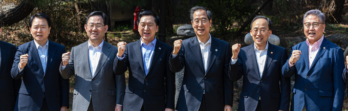 한덕수 국무총리(왼쪽 네 번째)와 김기현 국민의힘 대표(왼쪽 세 번째)등 참석자들이 19일 오후 서울 종로구 총리공관에서 열린 당정 협의에 앞서 파이팅을 외치며 기념 촬영을 하고 있다. (사진=연합뉴스)