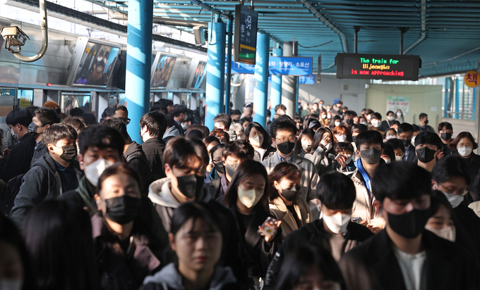 지난 20일 대중교통에서 마스크 착용 의무가 해제됐다. (사진=연합뉴스 제공)
