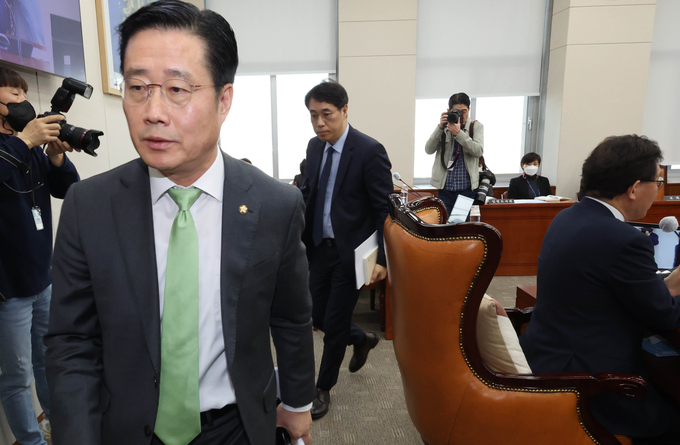 21일 국회에서 열린 교육위원회 전체회의에서 이태규 국민의힘 간사가 정순신 변호사 자녀 학교폭력 관련 청문회 실시계획 채택건 의결 전 회의장을 나가고 있다. 이날 국민의힘 의원들은 청문회건, 표결에 참여하지 않았다. (사진=연합뉴스) 