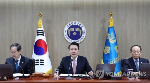윤석열 대통령이 21일 서울 용산 대통령실 청사에서 국무회의를 주재하고 있다.