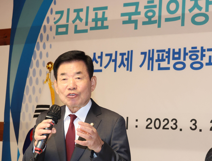 김진표 국회의장이 21일 국회 사랑재에서 열린 ‘선거제 개편방향과 전원위원회 운영계획' 정책설명회에서 선거제 개편방향을 발표하고 있다. (사진=연합뉴스)