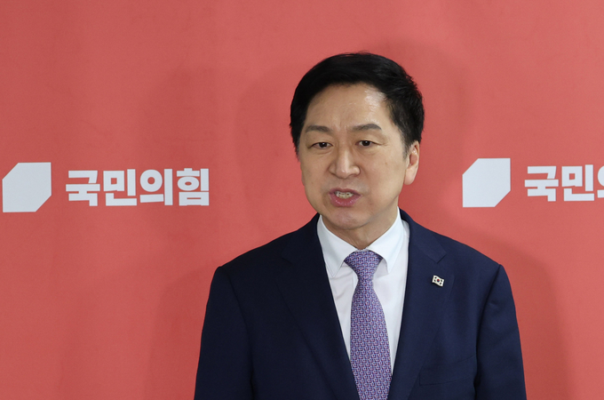 국민의힘 김기현 대표가 22일 국회에서 취재진의 질문에 답하고 있다. (사진=연합뉴스)