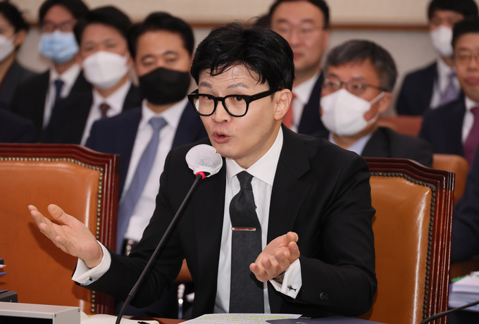 한동훈 법무부 장관이 27일 국회에서 열린 국회 법제사법위원회 전체회의에 참석해 법무 위원들의 질문에 답변하고 있다. (사진=연합뉴스)