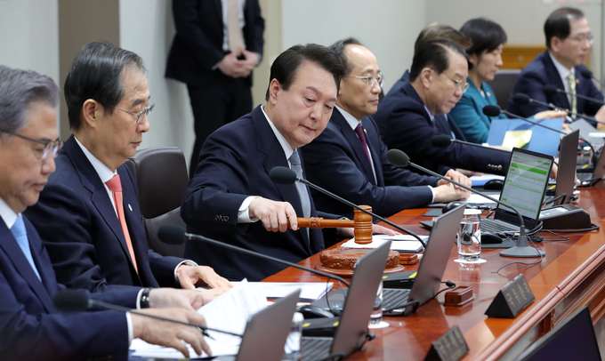 윤석열 대통령이 28일 용산 대통령실 청사에서 열린 국무회의에서 개회를 선언하고 있다. (사진=연합뉴스)