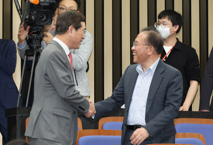 지난달 30일 국회에서 열린 국민의힘 의원총회에 참석한 김학용 의원(왼쪽)과 윤재옥 의원이 악수하고 있다. (사진=연합뉴스)