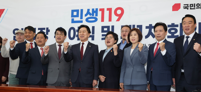 김기현 국민의힘 대표가 3일 국회에서 열린 민생119 임명장 수여식 및 제1차 회의에서 참석자들과 함께 기념촬영을 하고 있다. (사진=연합뉴스)