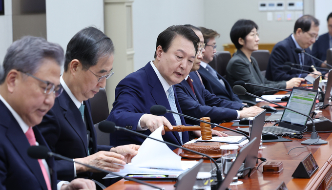 윤석열 대통령이 4일 서울 용산 대통령실 청사에서 열린 국무회의를 주재하고 있다. (사진=연합뉴스)