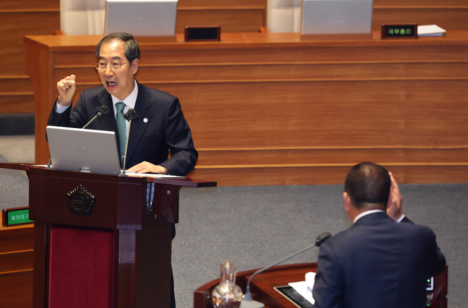 한덕수 국무총리가 4일 국회에서 열린 경제에 관한 대정부질문에서 더불어민주당 신정훈 의원의 양곡관리법에 대한 질문에 대해 논쟁을 벌이고 있다. (사진=연합뉴스)