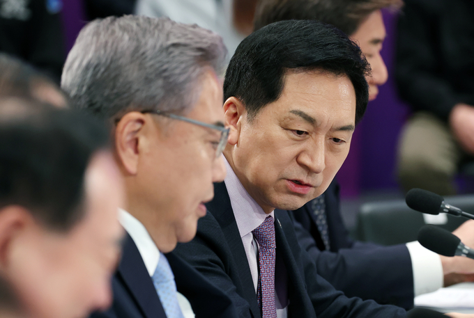 김기현 국민의힘 대표와 박진 외교부 장관이 5일 청와대 영빈관에서 열린 제2차 국정과제점검회의에 앞서 대화하고 있다. (사진=연합뉴스)