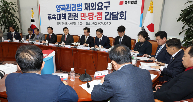 = 국민의힘 박대출 정책위의장과 정황근 농림축산식품부 장관 등 참석자들이 6일 국회에서 열린 에서 대책을 논의하고 있다. (사진=연합뉴스)