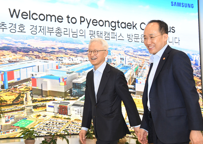 간담회 참석하는 추경호 부총리·경계현 대표이사 (사진=연합뉴스 제공)