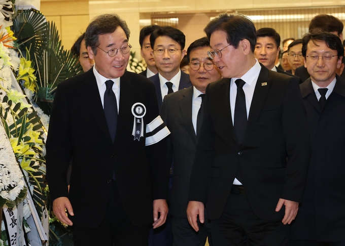 이낙연 더불어민주당 이낙연 전 대표(왼쪽)가 9일 오후 장인상 빈소가 마련된 서울 강남구 삼성서울병원 장례식장에서 조문을 마친 더불어민주당 이재명 대표를 배웅하고 있다. (사진=연합뉴스)