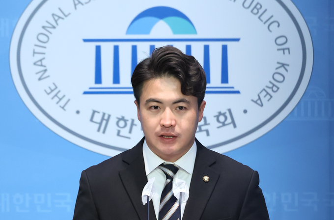 오영환 국회의원(민주·의정부시갑)이 지난 10일 국회 소통관에서 내년 총선 불출마 관련 기자회견을 열고 발언하고 있다. (사진=연합뉴스)
