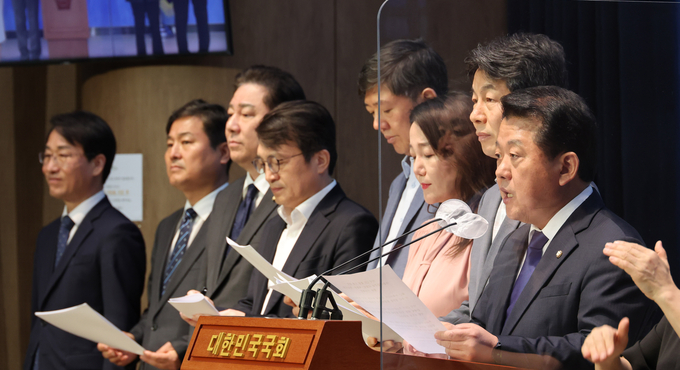 더불어민주당 소속 김병주 국방위 간사와 김홍걸 무소속 의원 등은 10일 국회 소통관에서 미국 CIA 불법 도청 관련 합동 기자회견을 하고 있다. (사진=연합뉴스)