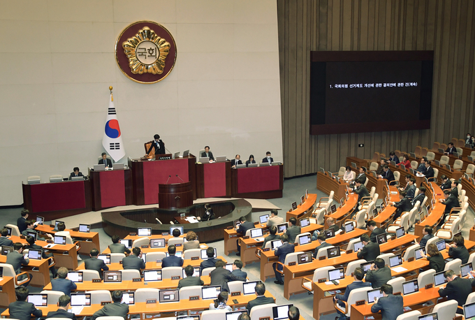 국회는 제22대 총선을 만 1년 앞둔 10일 국회 본회의장에서 선거제도 개편을 위한 전원위원회 난상토론에 돌입했다. (사진=연합뉴스)