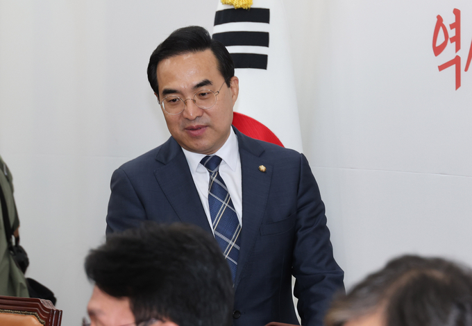 박홍근 더불어민주당 원내대표가 11일 국회에서 열린 원내대책회의에 참석하고 있다. (사진=연합뉴스)