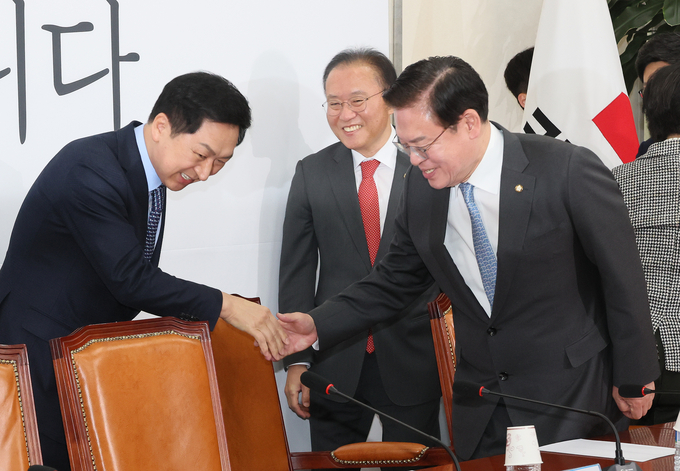 김기현 국민의힘 대표가 12일 국회에서 열린 당대표 및 최고위원·중진의원 연석회의에 참석해 정우택 의원과 악수하고 있다. (사진=연합뉴스) 
