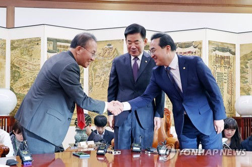 윤재옥 국민의힘 원내대표(왼쪽)와 박홍근 더불어민주당 원내대표가 12일 오전 국회에서 열린 김진표 국회의장 주재 교섭단체 원내대표 회동에서 악수하고 있다.