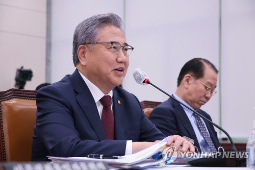  박진 외교부 장관이 12일 오후 국회에서 열린 외교통일위원회 전체회의에서 의원질의에 답하고 있다.
