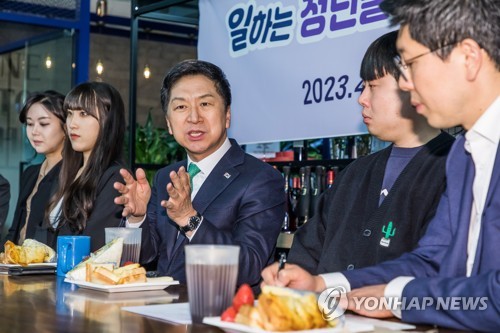김기현 국민의힘 대표가 지난 13일 서울 구로구의 한 카페에서 열린 일하는 청년들의 내일을 위한 두 번째 이야기 간담회에서 발언하고 있다.