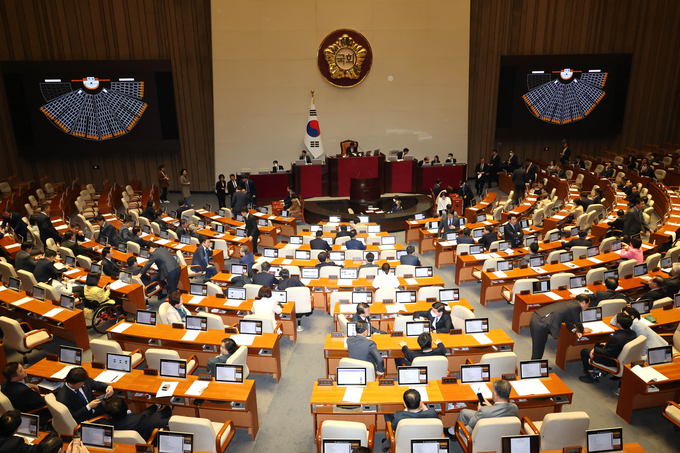 13일 오후 열린 국회 본회의에서 여야 의원들이 양곡관리법 재의안에 대해 무기명으로 투표하고 있다. (사진=연합뉴스)