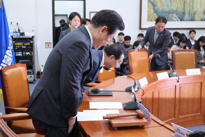 이재명 더불어민주당 대표가 17일 국회에서 열린 최고위원회의에 참석해 돈 봉투 파문에 대해 사과하며 몸을 숙이고 있다. (사진=연합뉴스)