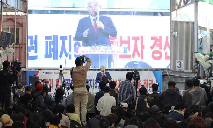 서울 성북구 사랑제일교회 앞에서 전광훈 목사가 기자회견을 열고 발언하고 있다. (사진=연합뉴스)