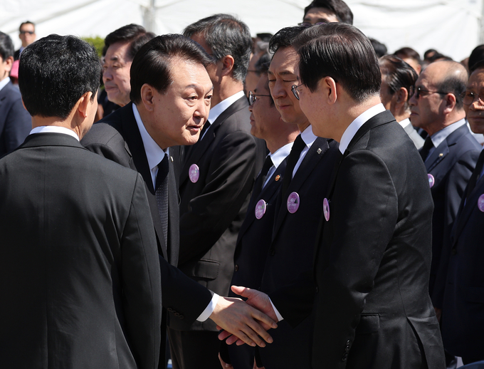 윤석열 대통령이 19일 서울 강북구 수유동 국립4·19민주묘지에서 열린 제63주년 4·19혁명 기념식에 입장하며 이재명 더불어민주당 대표와 인사하고 있다. (사진=연합뉴스)