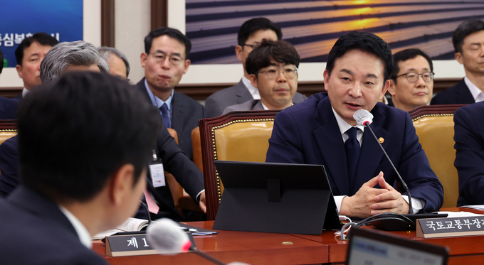 원희룡 국토교통부 장관이 20일 국회에서 열린 국토교통위원회 전체회의에서 의원 질의에 답변하고 있다. (사진=연합뉴스)