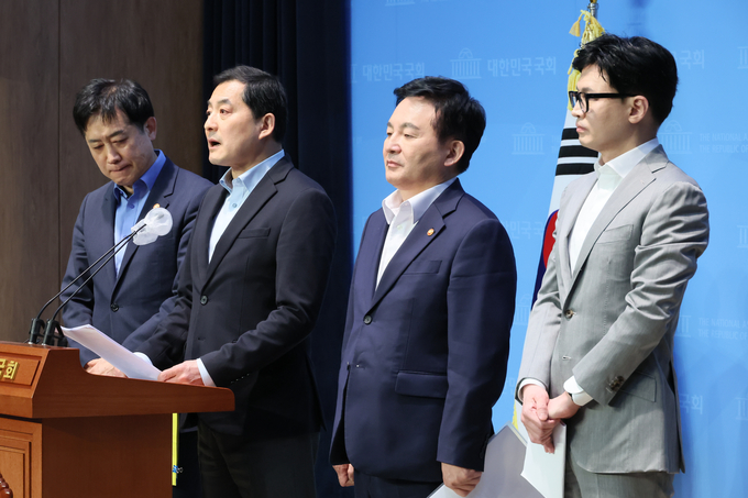 박대출 국민의힘 정책위의장이 23일 국회 소통관에서 당·정 전세사기대책 관련 브리핑을 하고 있다. 왼쪽부터 김주현 금융위원장, 박 의장, 원희룡 국토교통부 장관, 한동훈 법무부 장관. (사진=연합뉴스) 