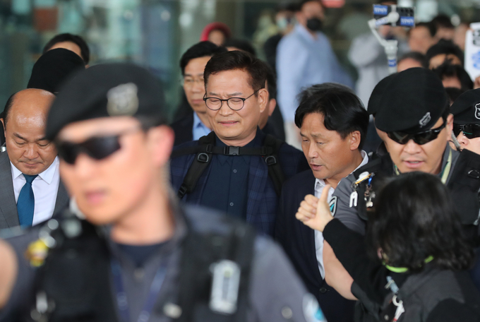 송영길 전 더불어민주당 대표가 24일 오후 인천국제공항으로 입국하고 있다. (사진=연합뉴스)